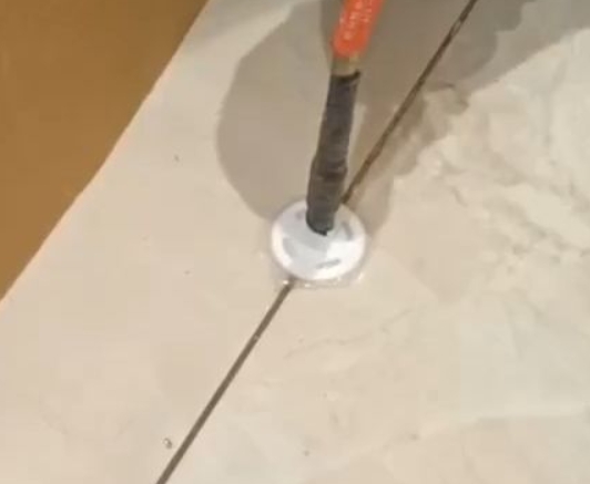 枝江瓷砖空鼓维修公司专业解答瓷砖在铺贴过程中，如果没有涂抹均匀到位的粘结材料（如水泥砂浆或瓷砖胶），可能会导致以下问题