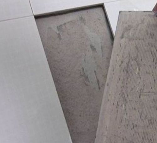 枝江瓷砖空鼓维修公司分享瓷砖铺贴时如果打浆（即涂抹在瓷砖背面和基层上的砂浆或瓷砖胶）过少，会带来以下问题
